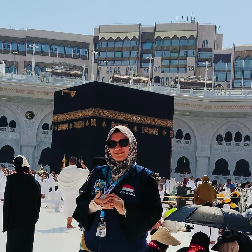 Desi Susanti selaku Tour Leader di depan Ka'bah