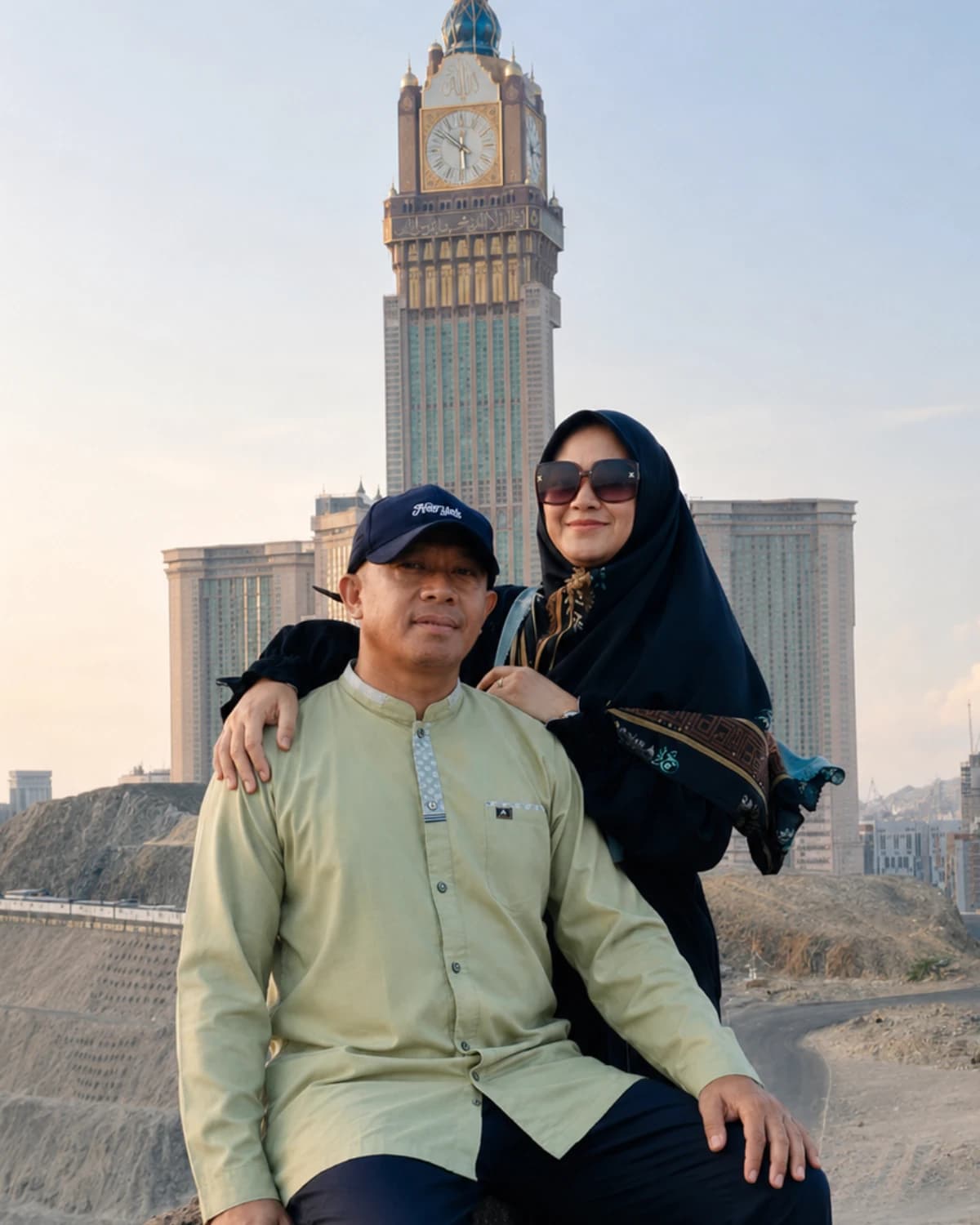 Desi Susanti bersama suami di Makkah
