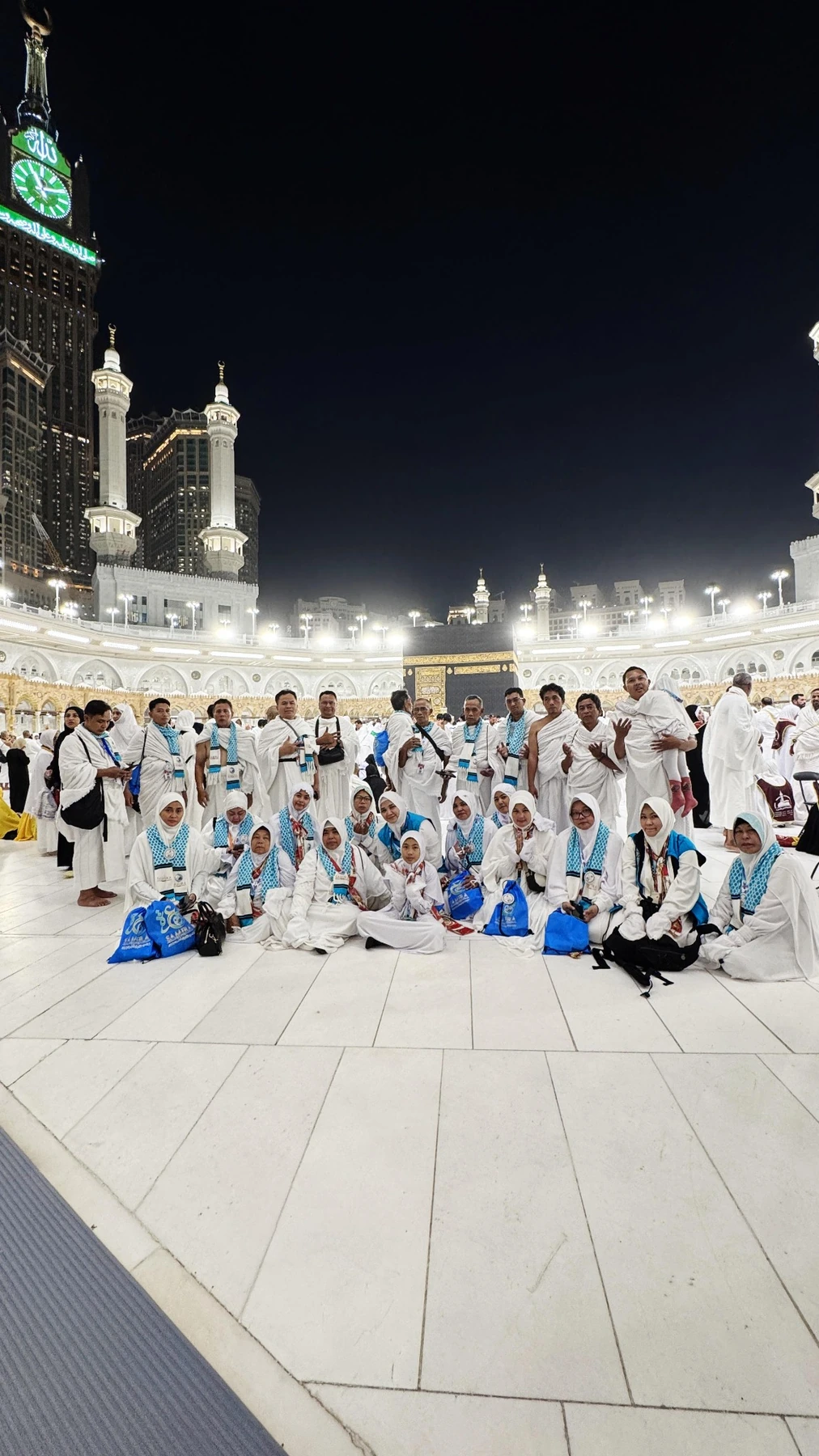 Jemaah di pelataran Masjidil Haram