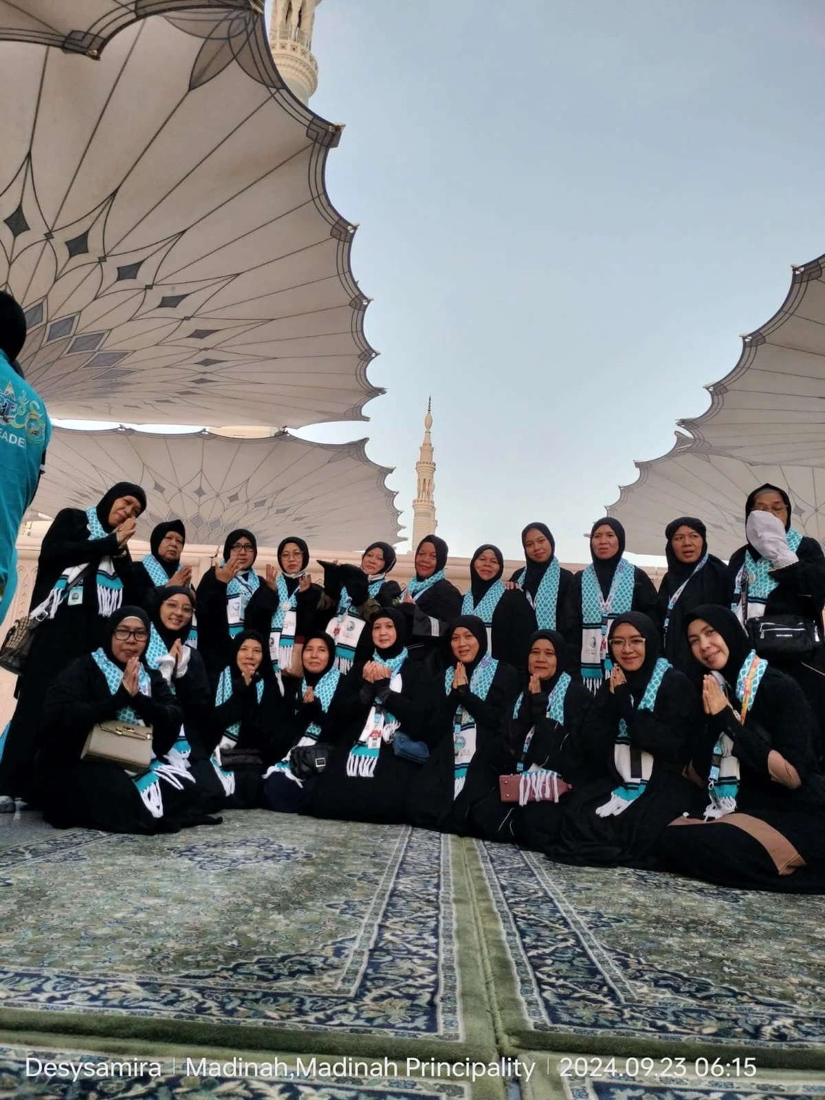 Jemaah di bawah payung Masjid Nabawi